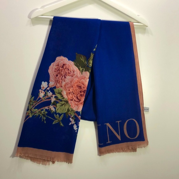 Woman wool flower scarf - Picture 4 of 5